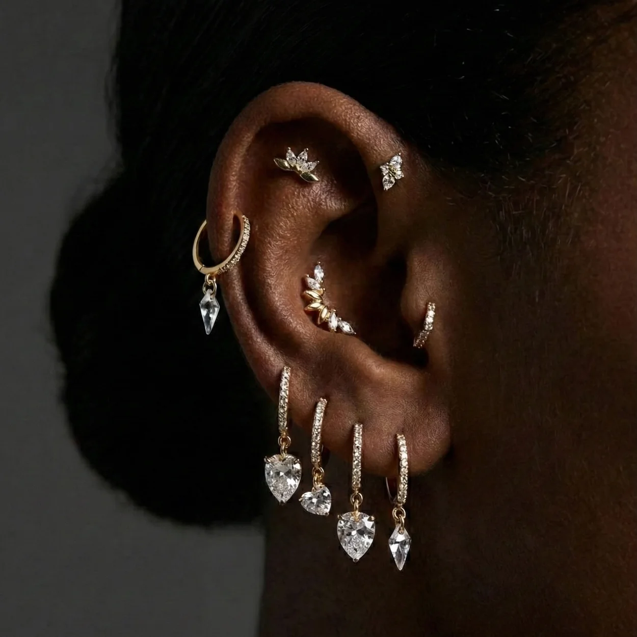 Pendientes de oro con colgantes de circonitas de Adamina en oreja