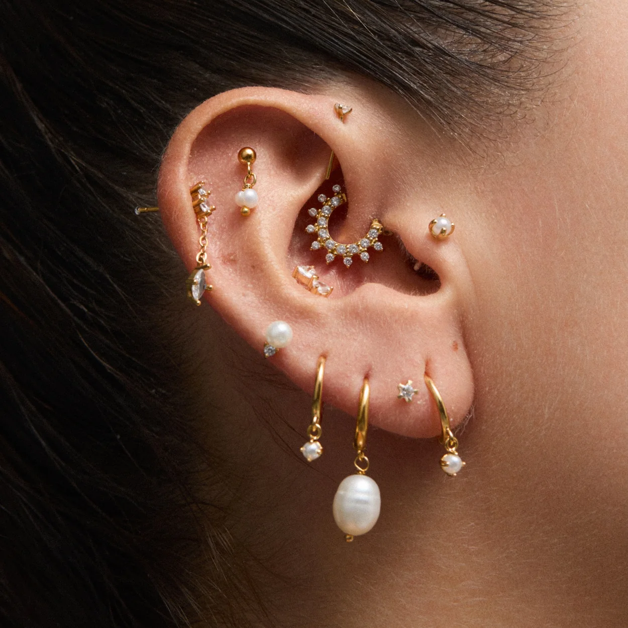 Ear styling de Adamina con aro, perla y estrellas de circonitas