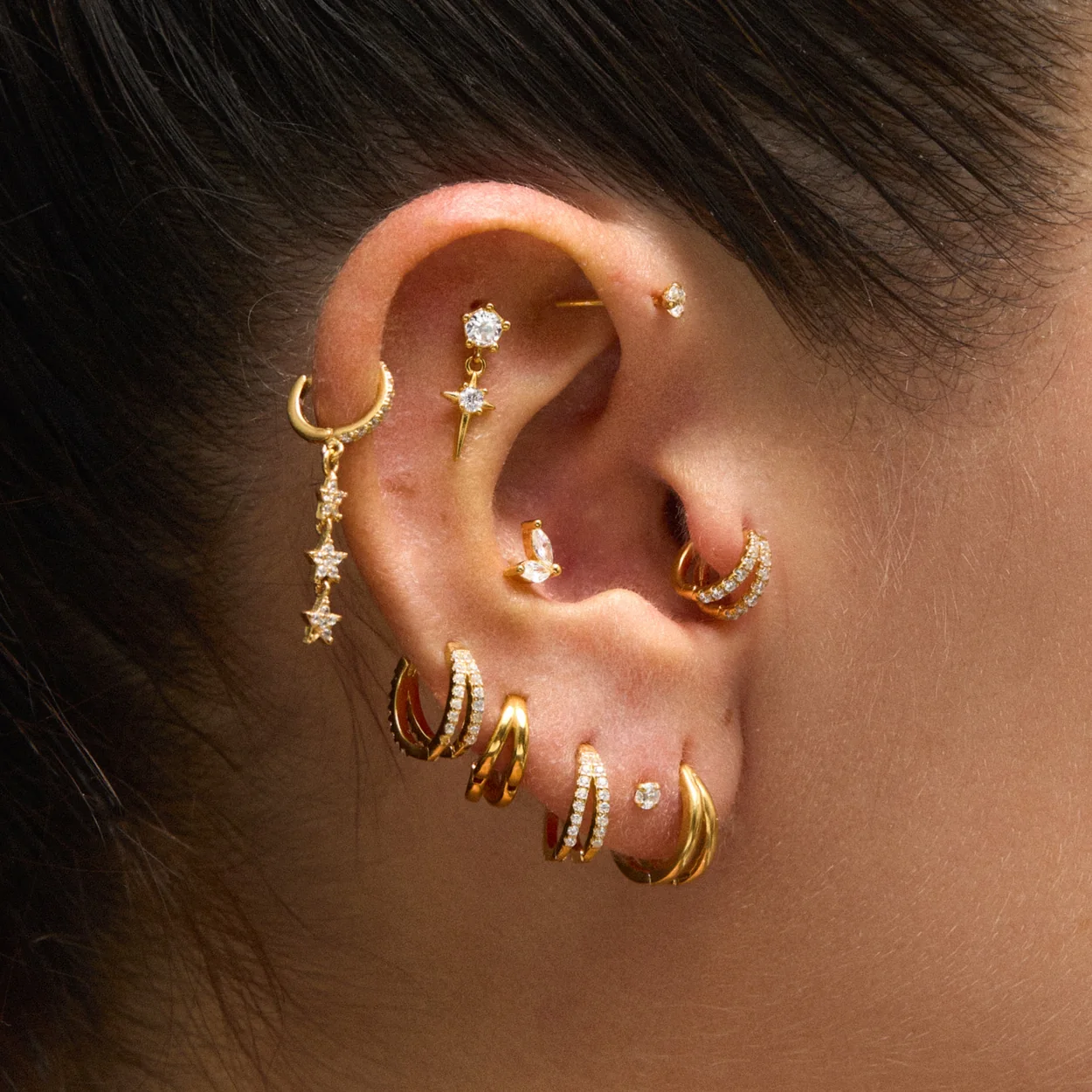 Aros y pendientes de oro de Adamina en oreja
