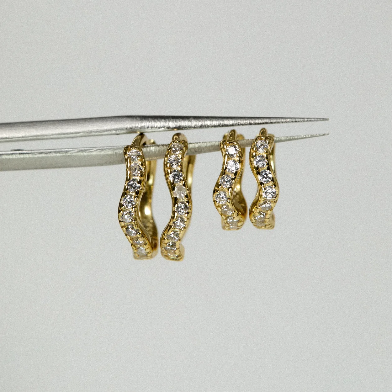 Cuatro aros de oro con circonitas de Adamina