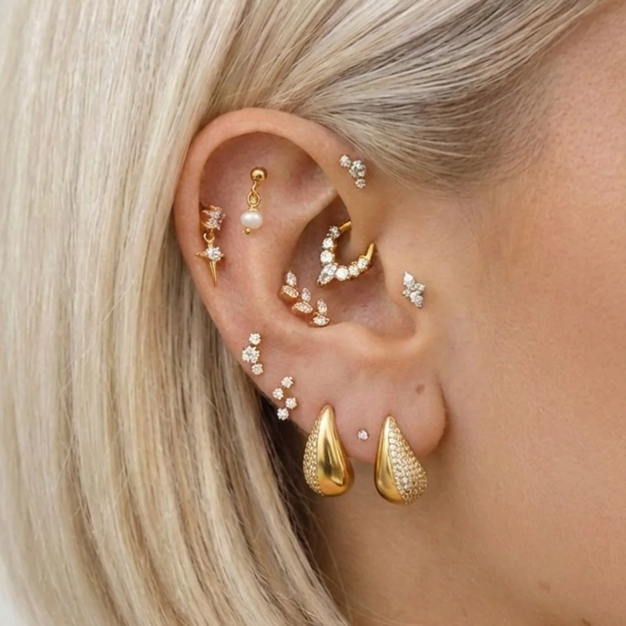 Ear styling de Adamina con pendiente de gota de circonitas
