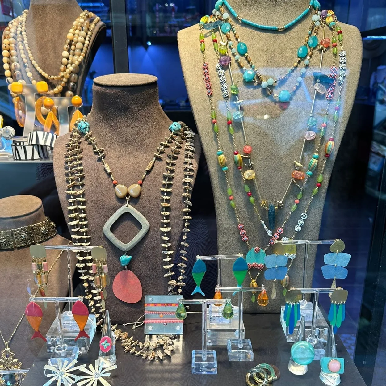 Escaparate de BANGEL con collares artesanales de cuentas de colores