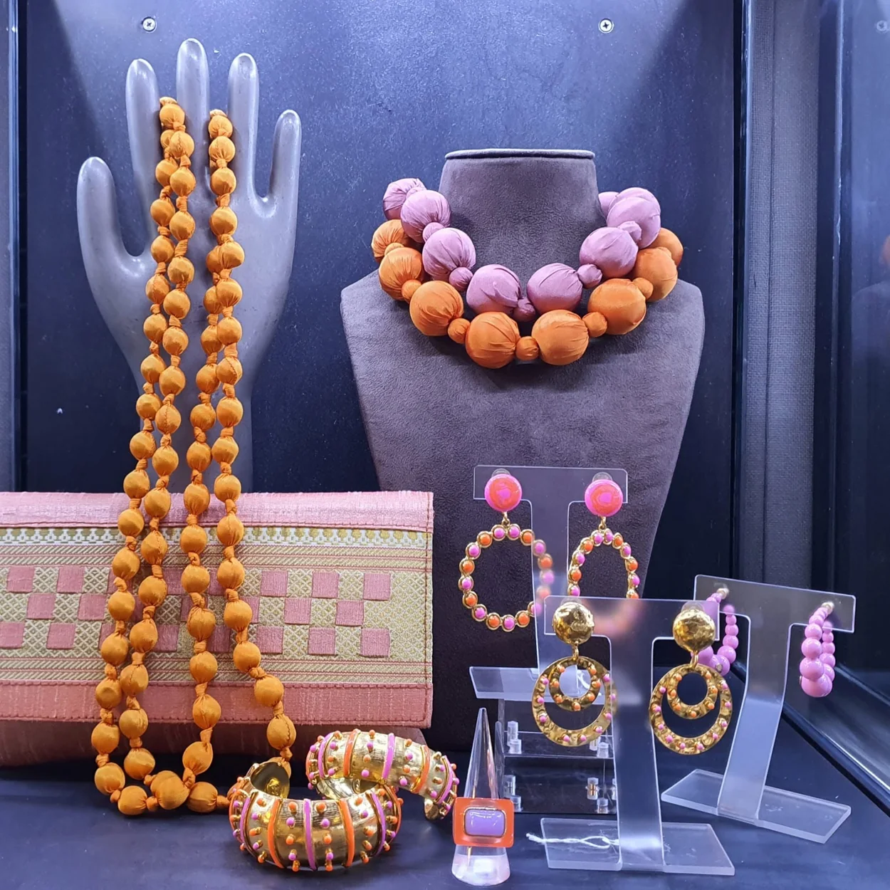 Collares y pendientes artesanales en tonos coral de BANGEL