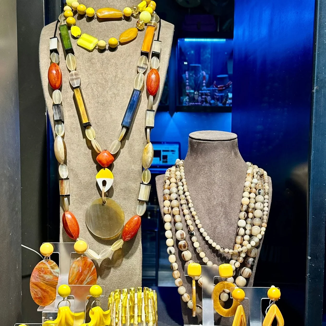 Collares y pendientes de cuentas amarillas de BANGEL