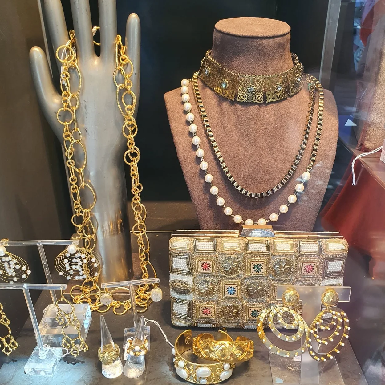 Collares dorados y de perlas artesanales de BANGEL