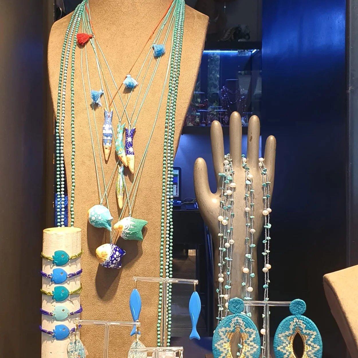 Collares largos en tonos turquesa de BANGEL