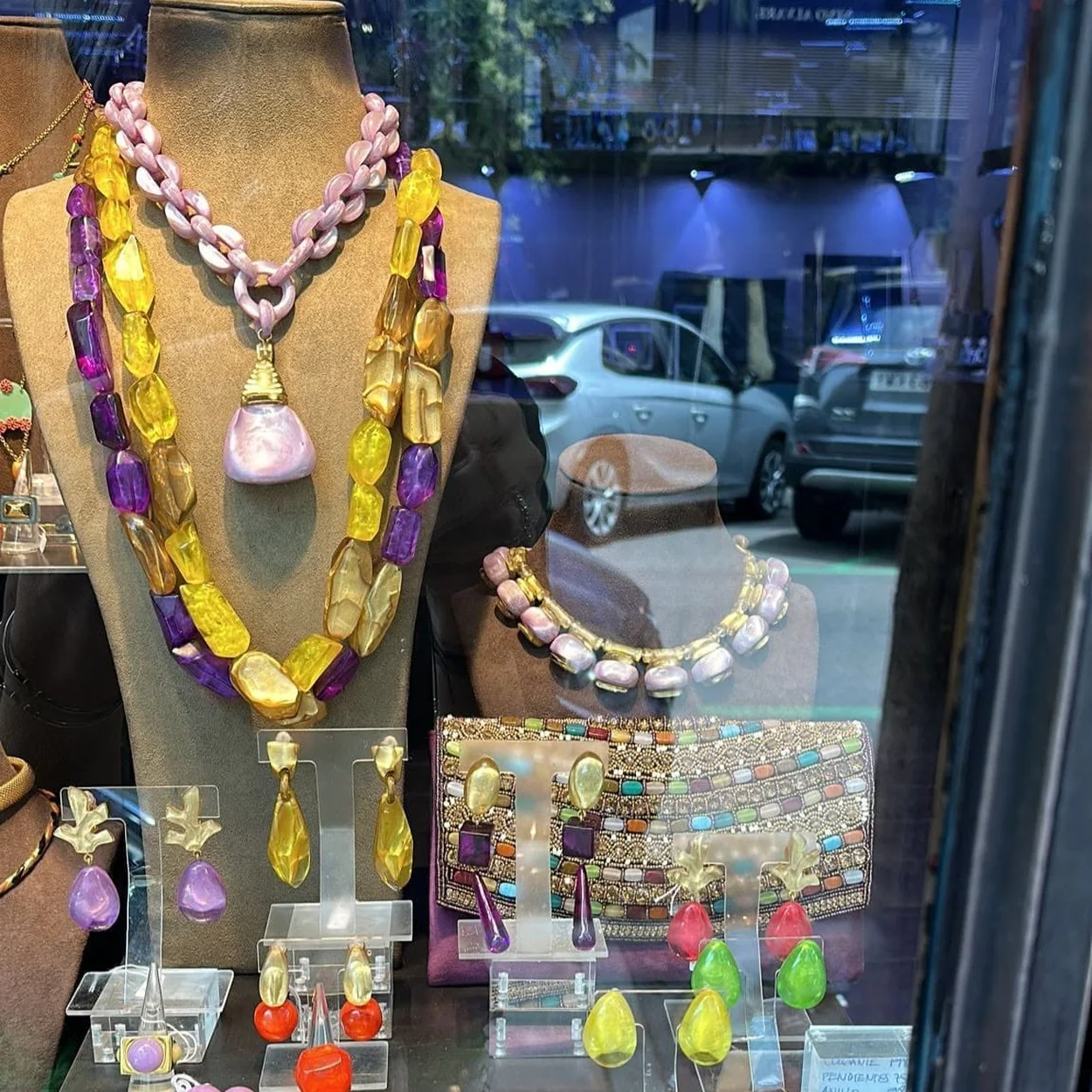 Collares y pendientes de cuentas de colores de BANGEL