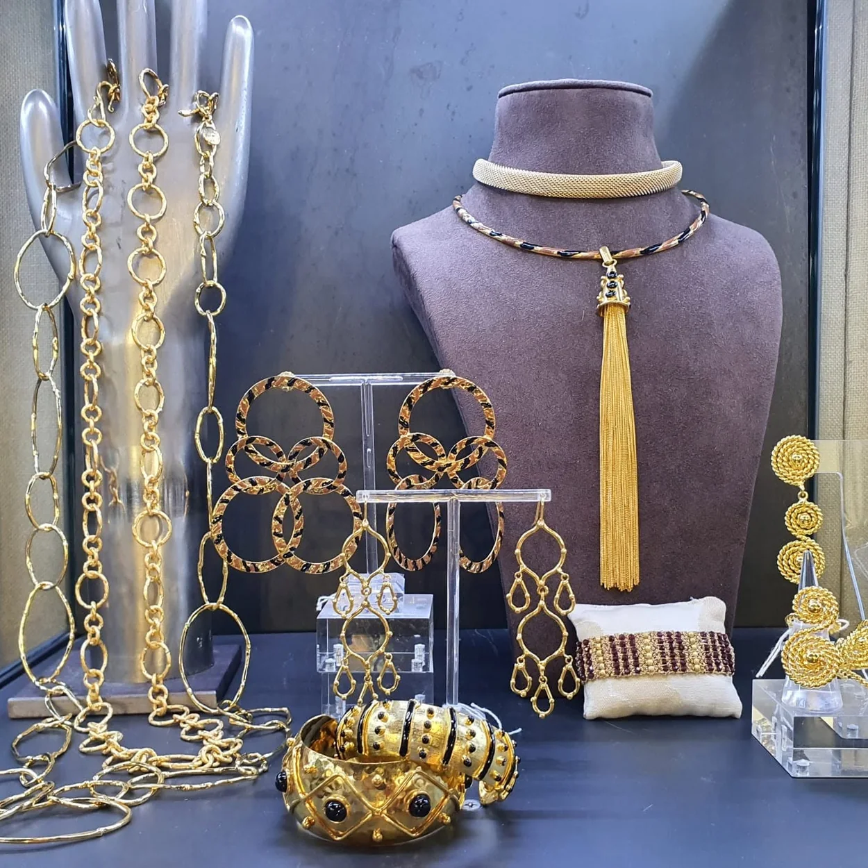 Collares de cadena dorada y pendientes de BANGEL