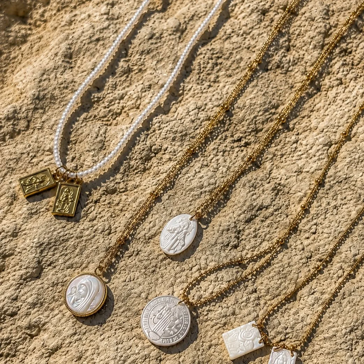 Collares y colgantes de Casilda Finat MC sobre piedra