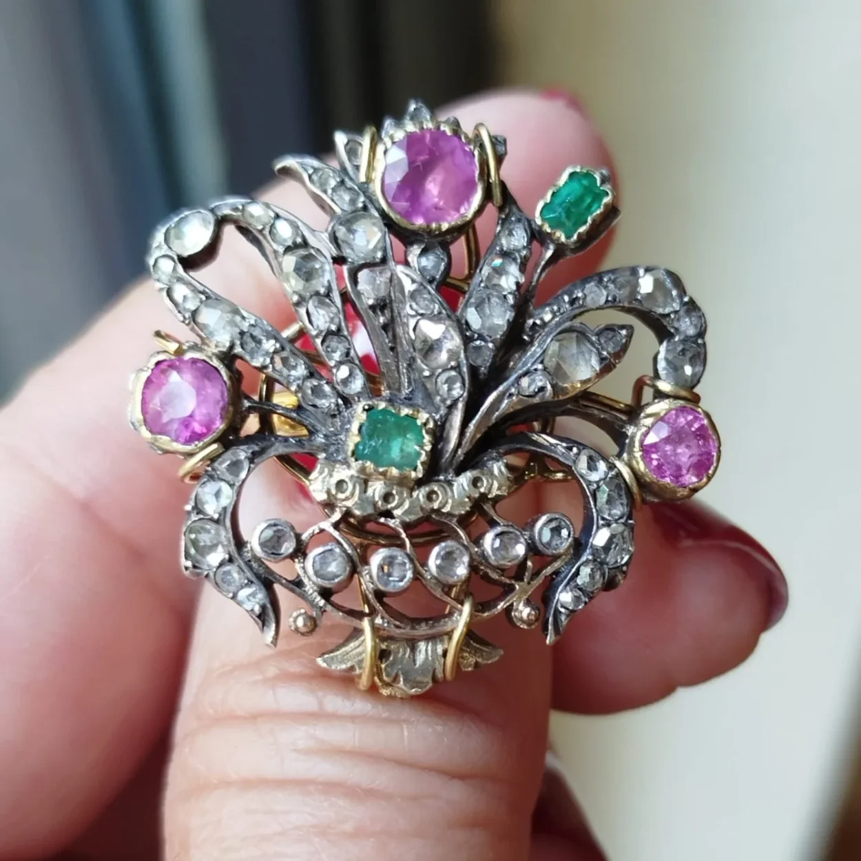 Broche floral con rubies, esmeraldas y diamantes de Joyería Luis Narváez