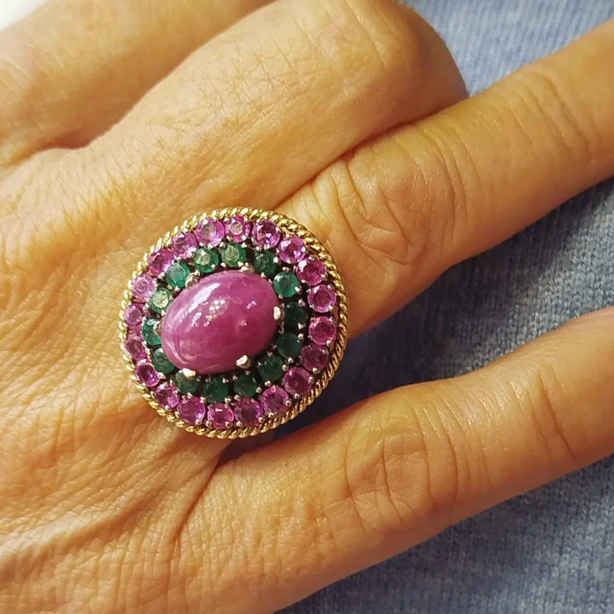 Sortija con rubi, esmeraldas y diamantes de Joyería Luis Narváez