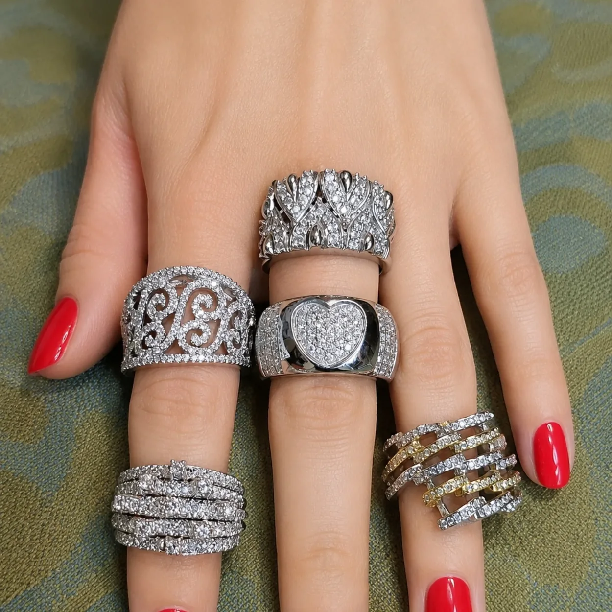 Sortijas de diamantes en la mano, Joyería Luis Narváez