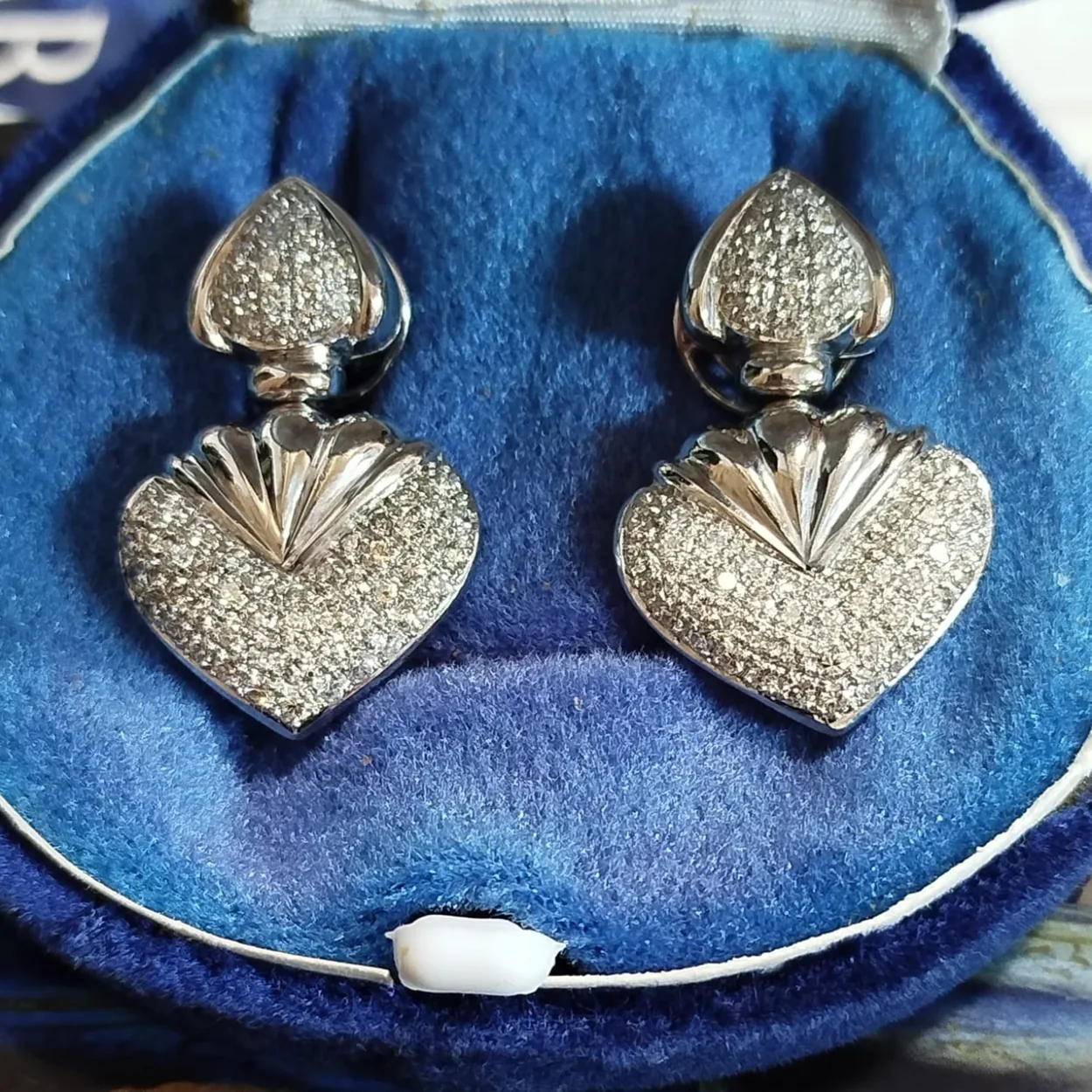 Pendientes de corazon de diamantes en estuche, Joyería Luis Narváez