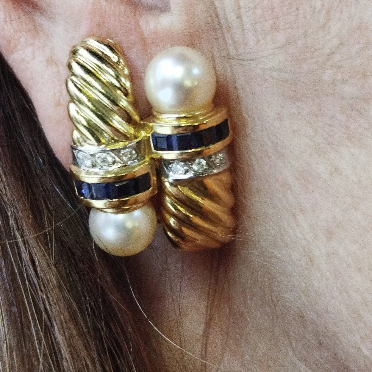 Pendientes de oro con perla y zafiros de Joyería Luis Narváez