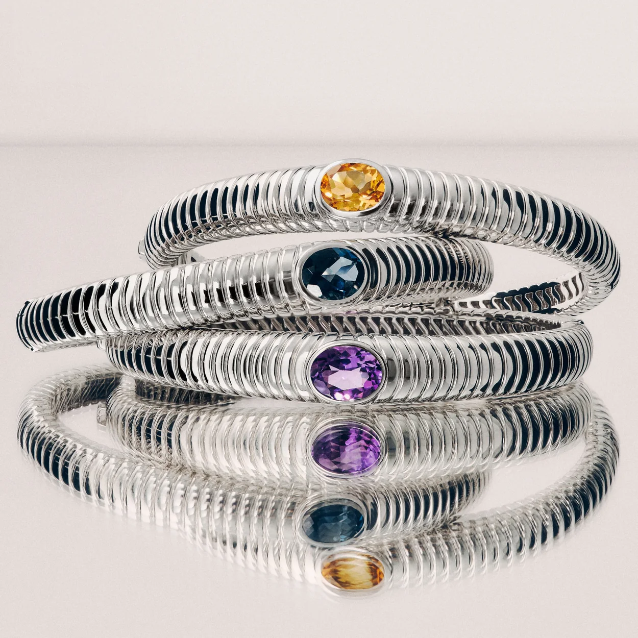 Brazalete espiral con gemas de Joyeria Suarez