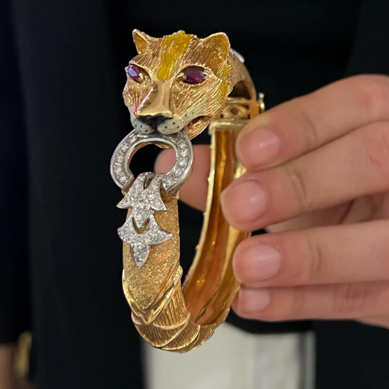 Brazalete de oro con motivo de pantera de Molina Cuevas