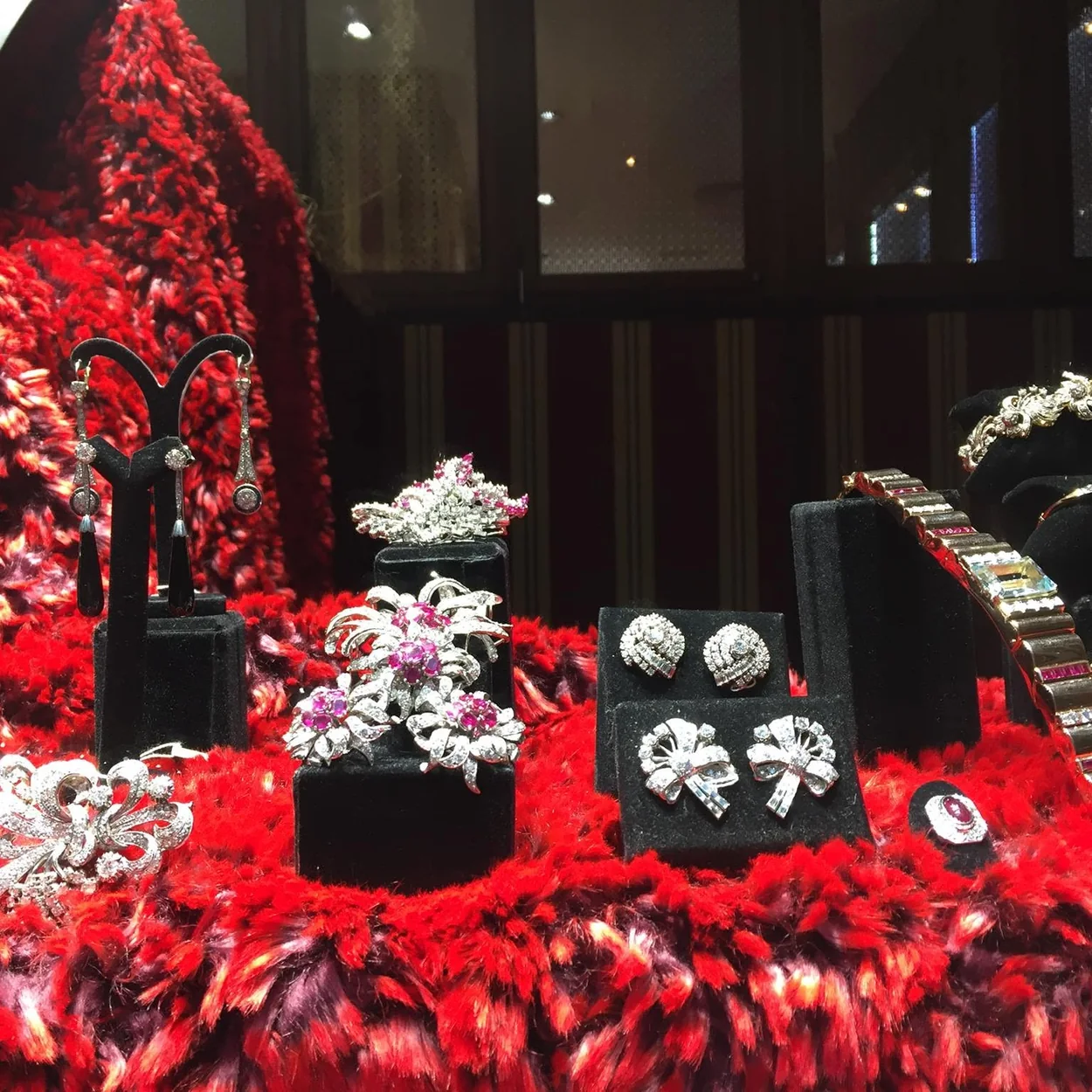 Exposicion de joyas de diamantes de Molina Cuevas