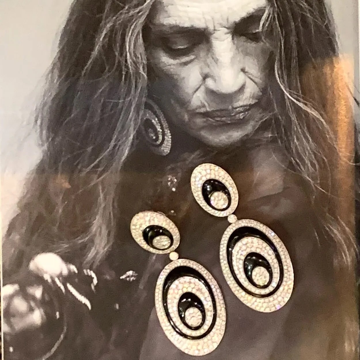 Pendientes de diamantes en retrato editorial de Molina Cuevas