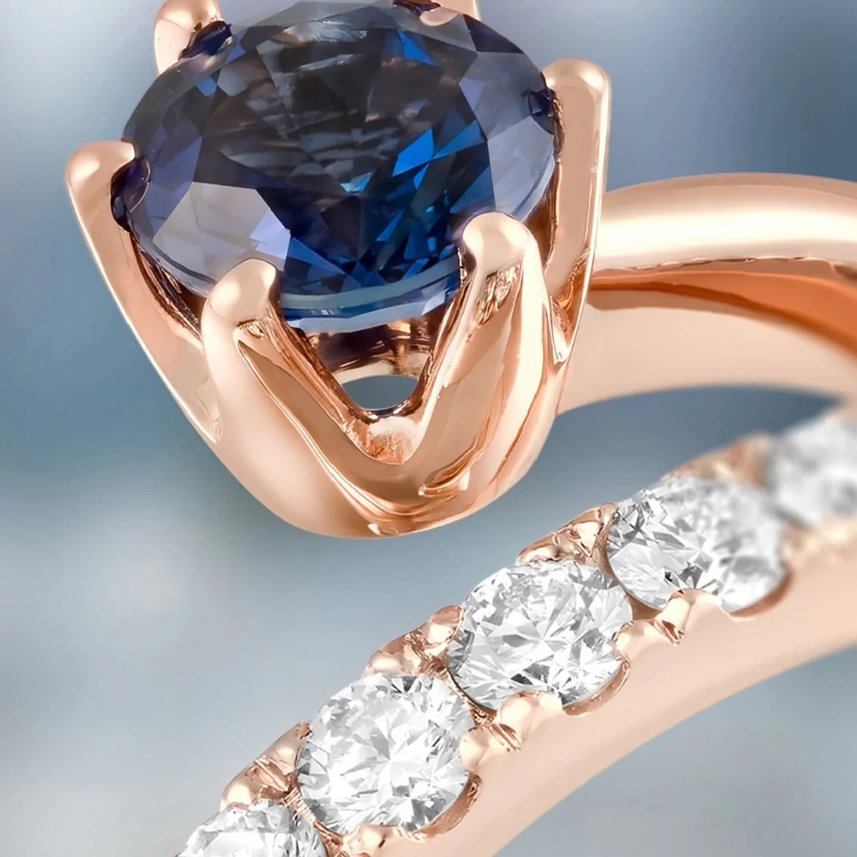 Sortija de zafiro y diamantes de Perodri Joyeros