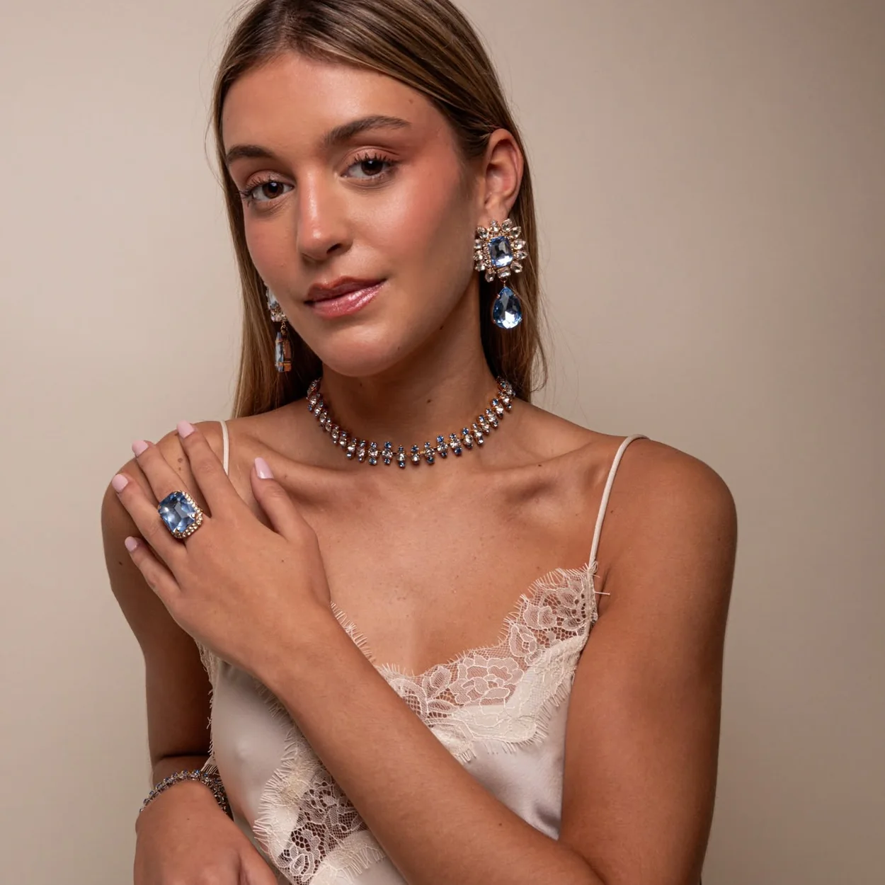 Modelo con collar y pendientes de cristal azul de Piedra de Toque