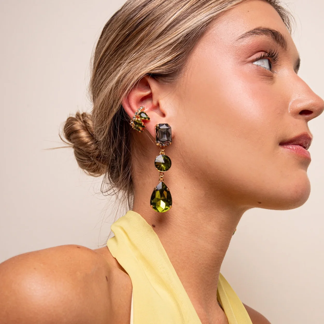 Modelo con pendientes de cristal de Piedra de Toque