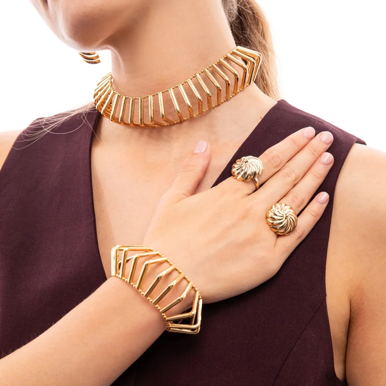 Gargantilla dorada y brazalete de Piedra de Toque