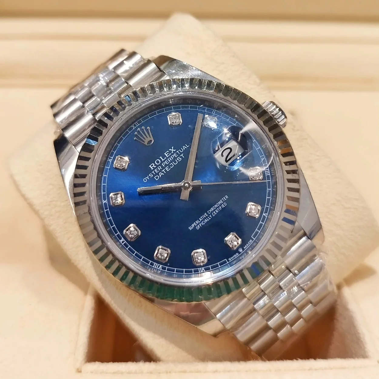 Reloj de lujo con esfera de diamantes en Premium Watches Madrid