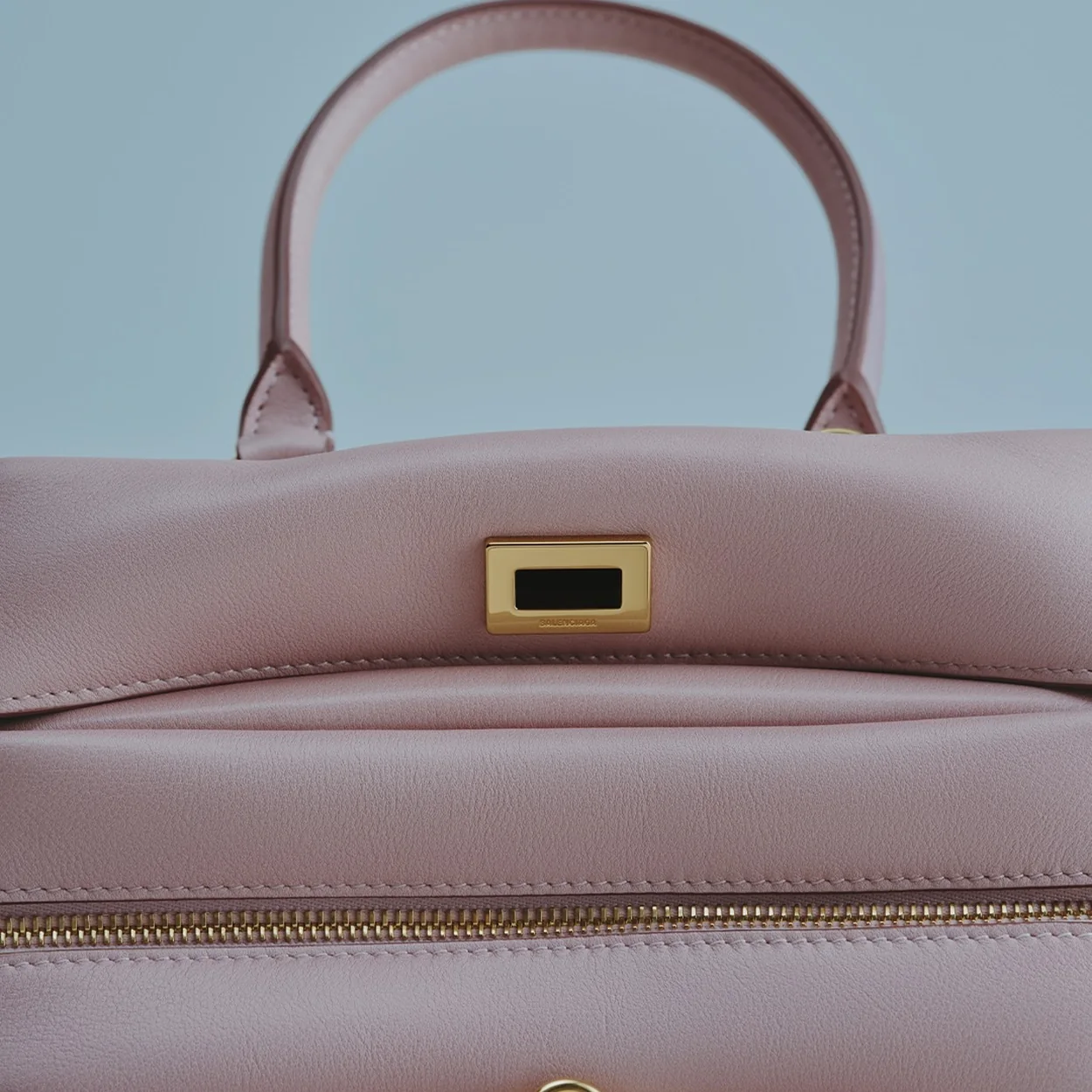 Bolso acolchado rosa de Balenciaga