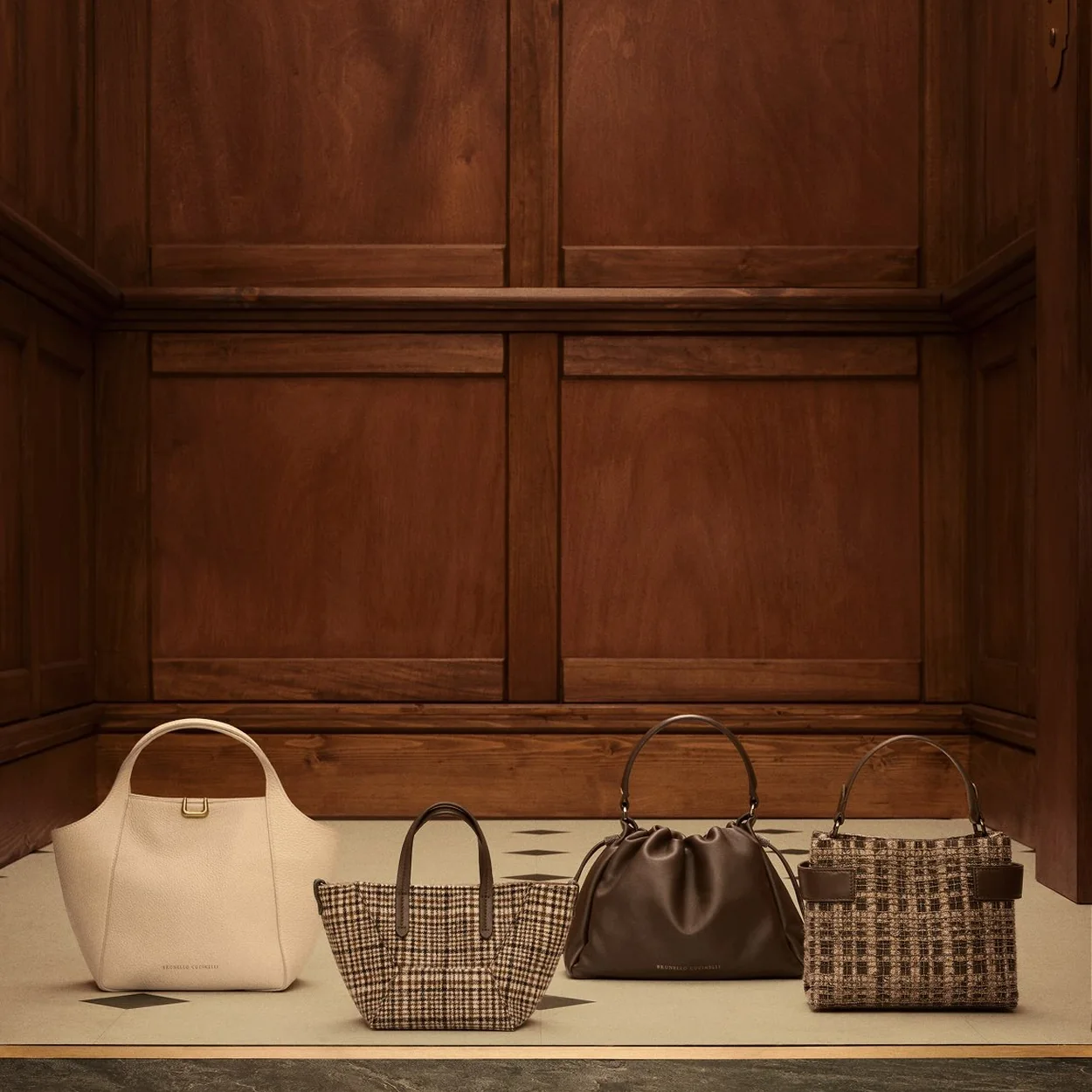Bolsos de piel y rafia de Brunello Cucinelli en una estanteria