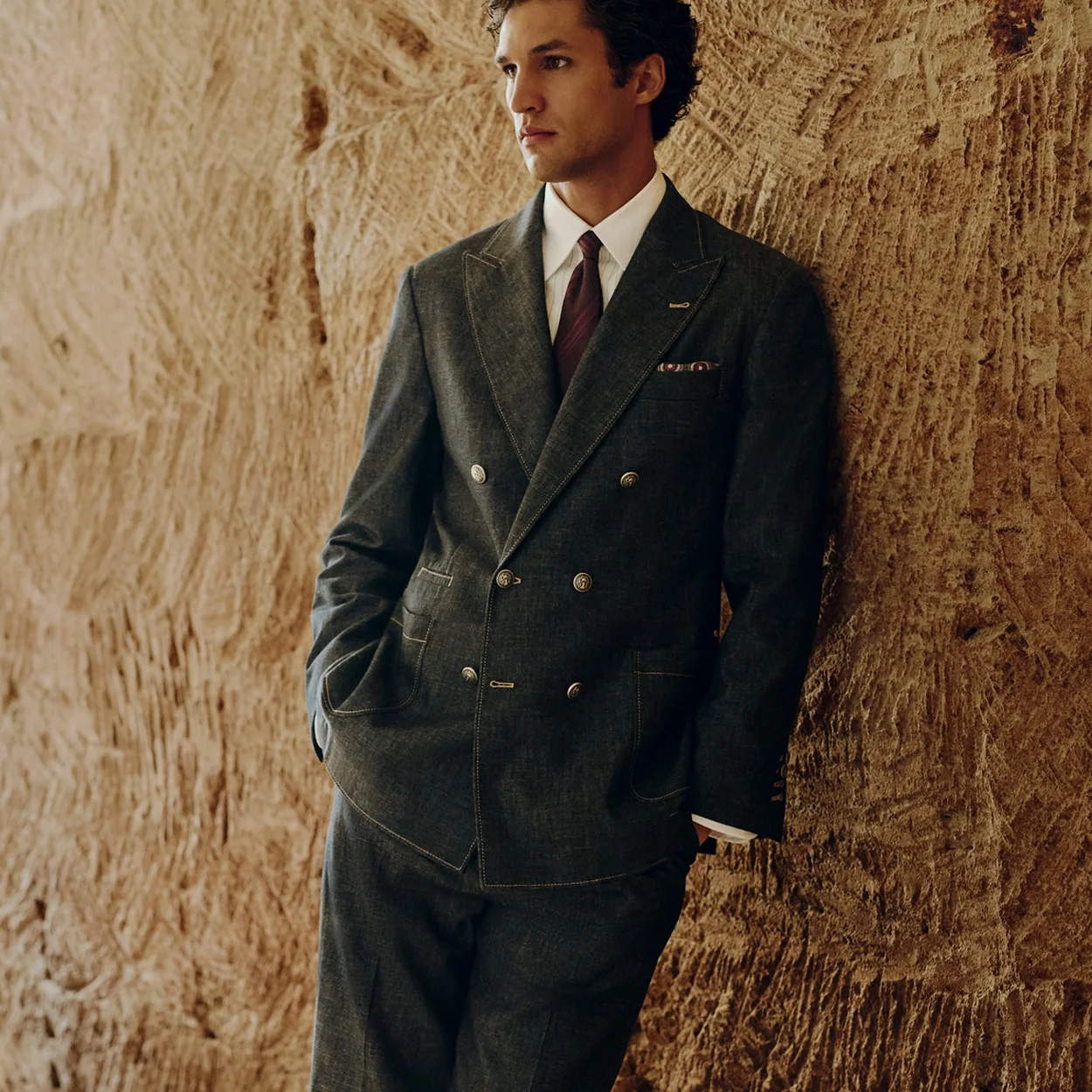 Hombre con traje cruzado verde de Brunello Cucinelli