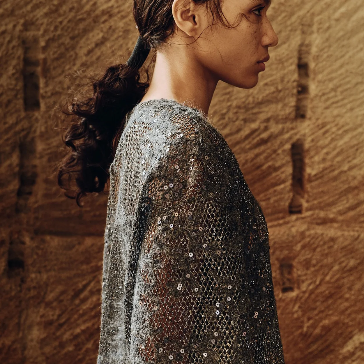Modelo con top de lentejuelas de Brunello Cucinelli