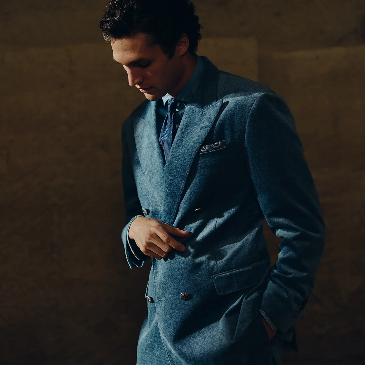 Hombre con traje de terciopelo azul de Brunello Cucinelli