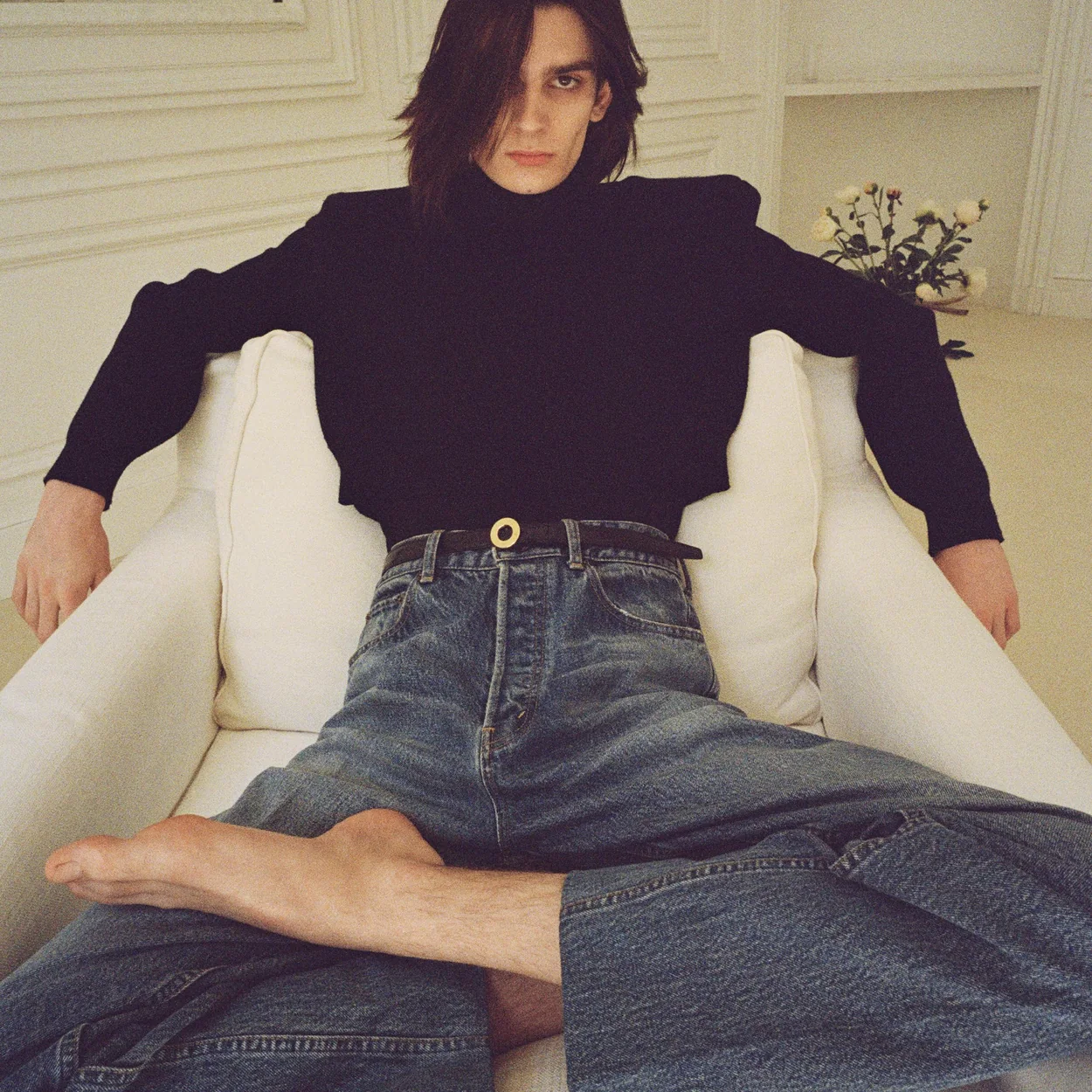 Modelo con jersey negro y vaqueros de Celine