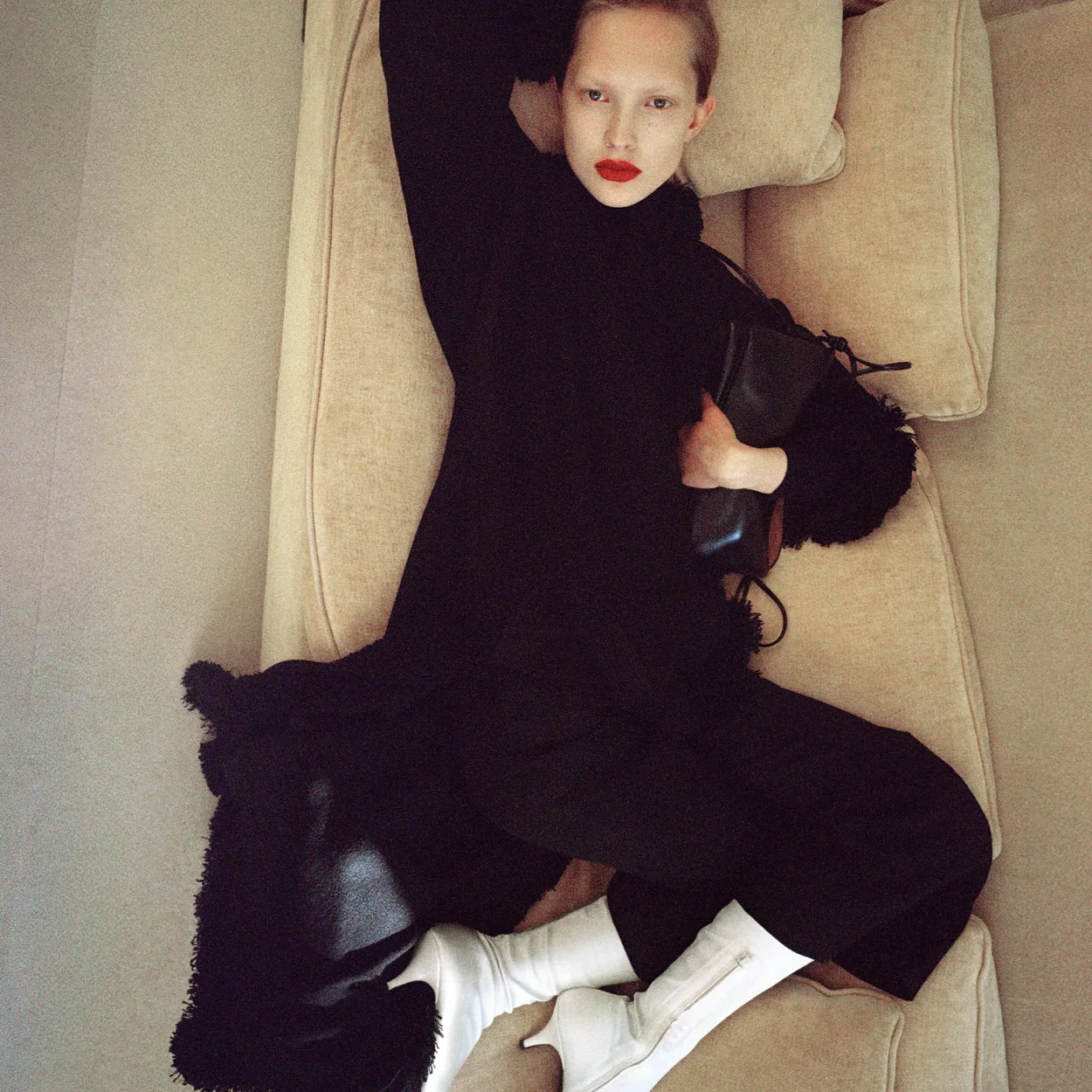 Modelo con conjunto negro y botines blancos de Celine