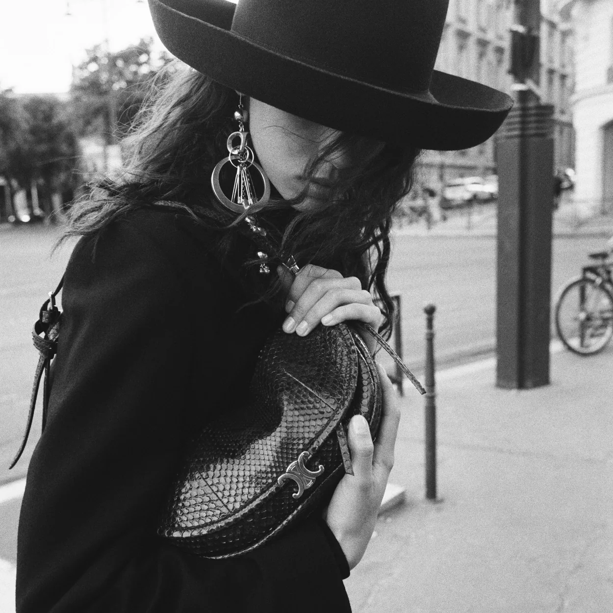 Modelo con sombrero y bolso de malla de Celine en blanco y negro