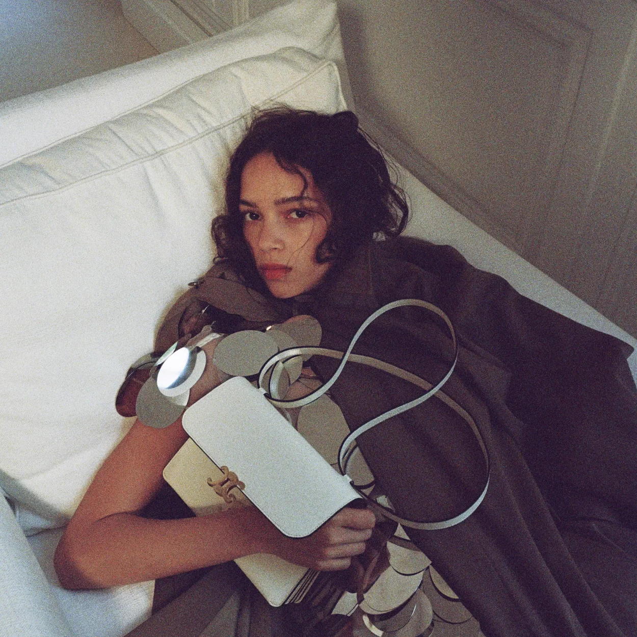Modelo con abrigo y bolso de Celine