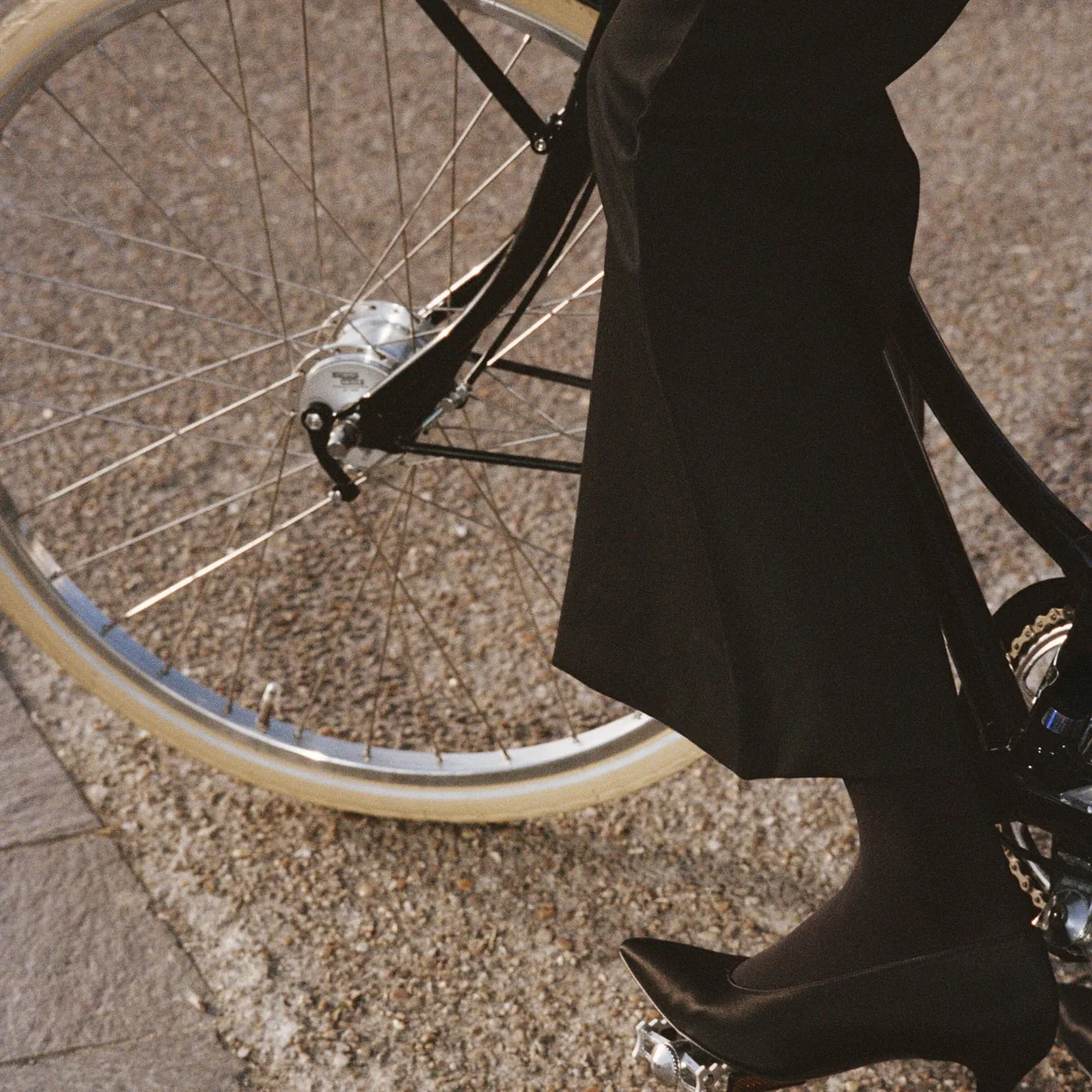 Botin negro de Celine junto a una bicicleta