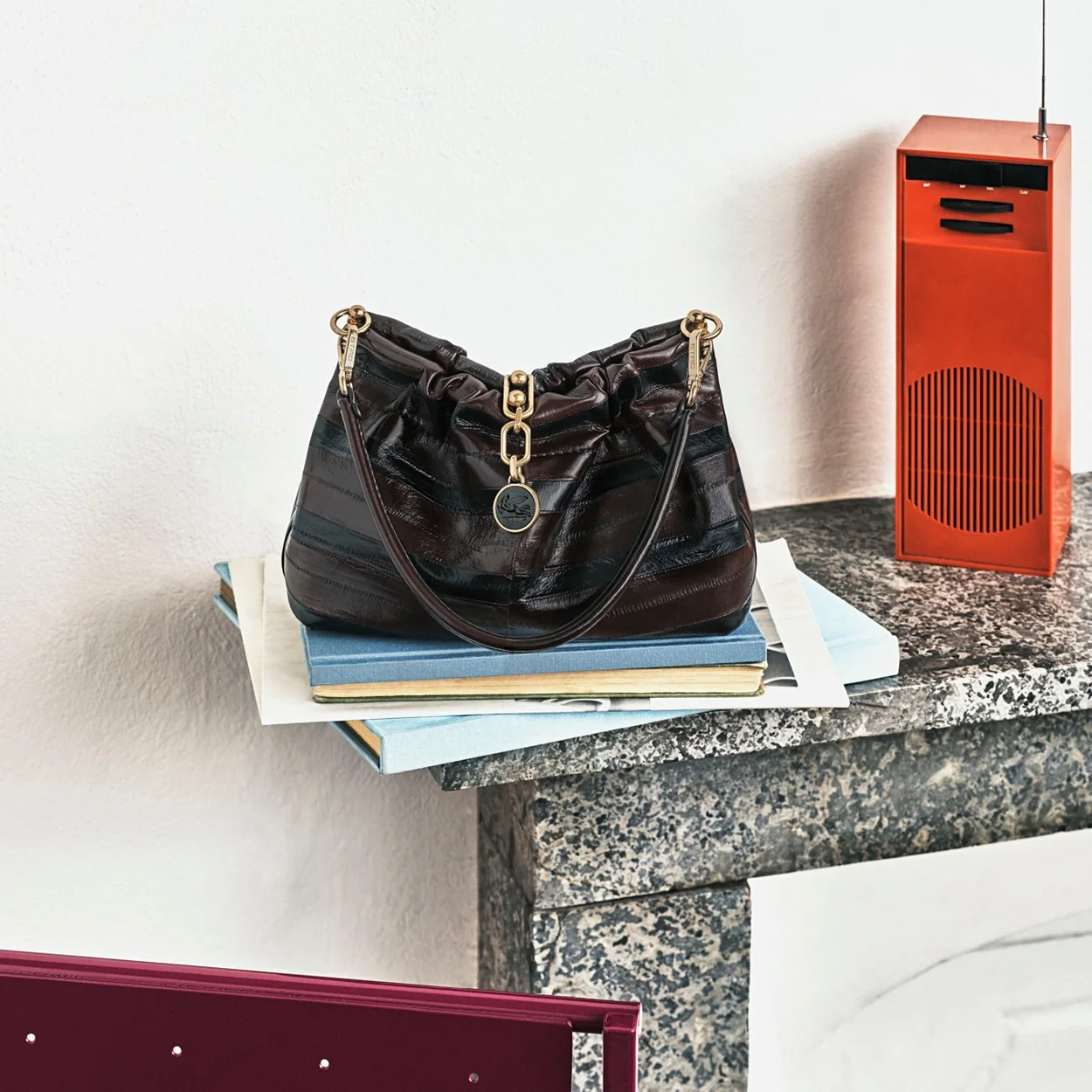 Bolso de piel negro de Etro sobre una mesa de marmol