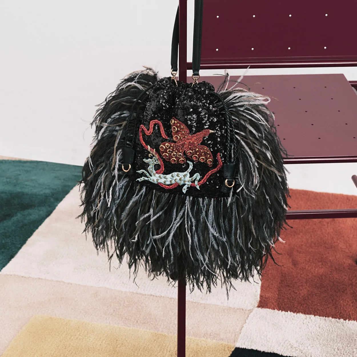 Bolso de plumas negro con bordado de Etro