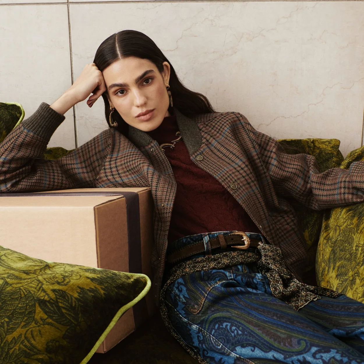 Modelo con chaqueta de cuadros y falda estampada de Etro