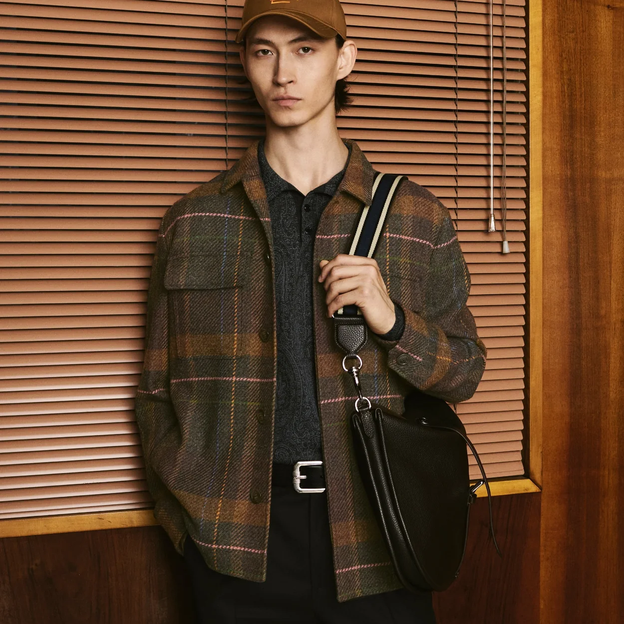 Hombre con camisa de cuadros y bolso de Etro