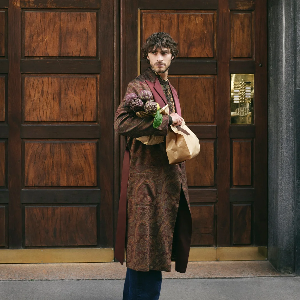 Hombre con abrigo de estampado paisley de Etro
