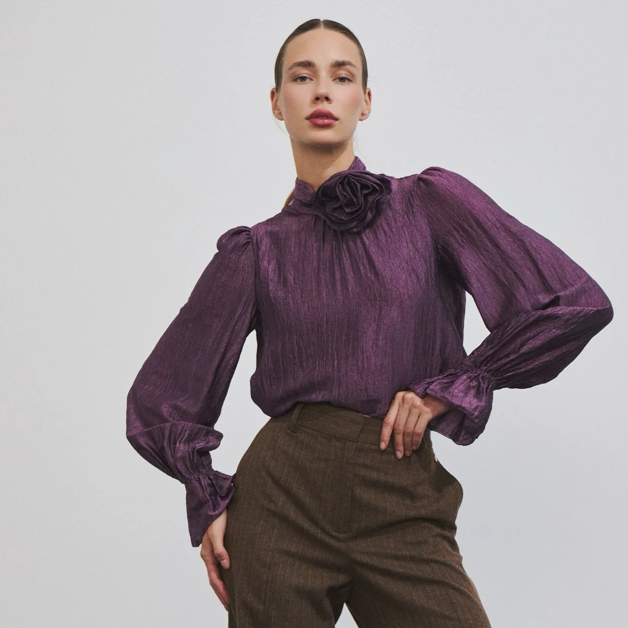 Blusa morada con flor y pantalon marron de Hannibal Laguna