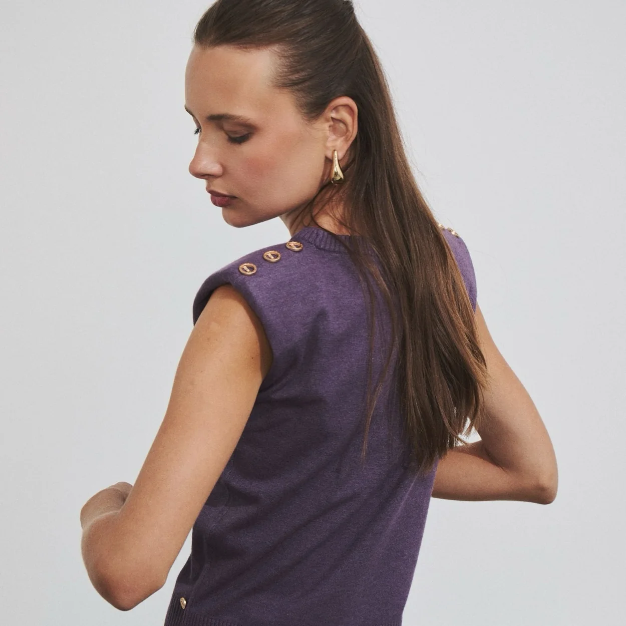 Top morado con hombreras de Hannibal Laguna