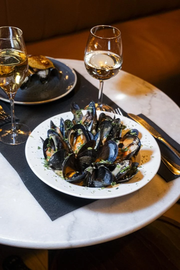 Mejillones de la carta con una copa de vino