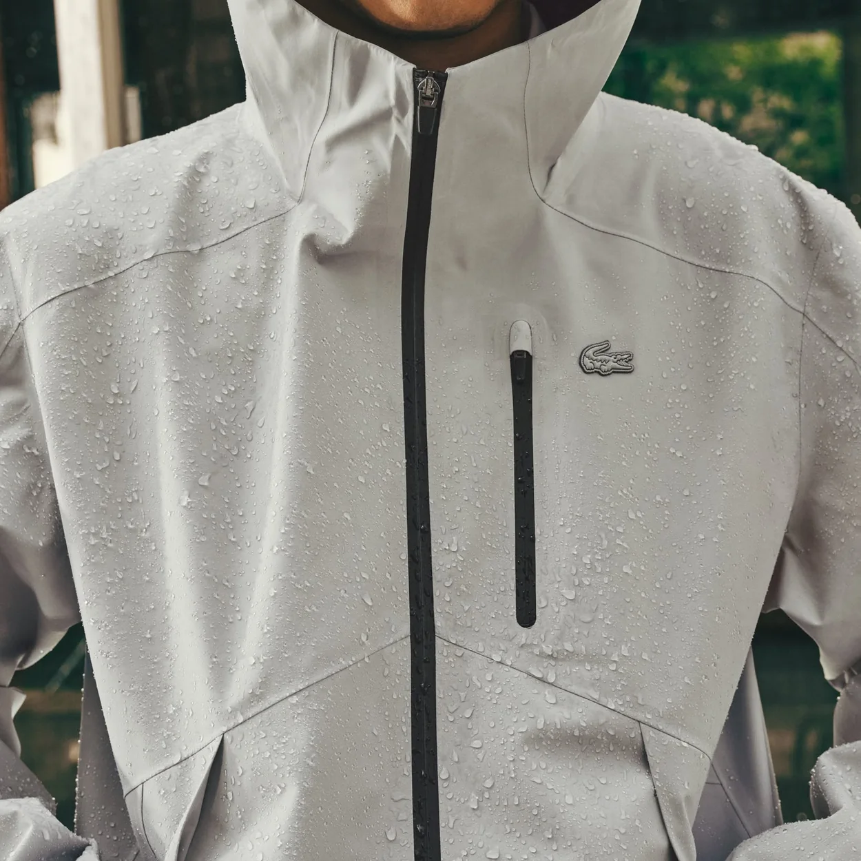 Detalle de una chaqueta tecnica gris de Lacoste