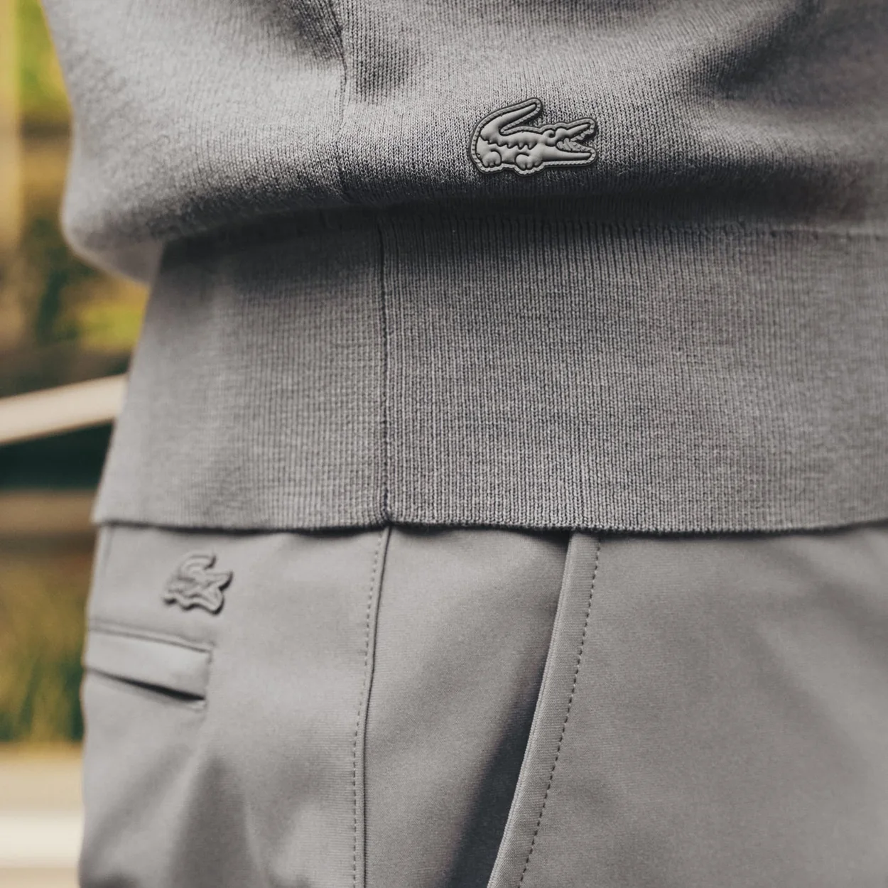 Detalle del cocodrilo bordado en una sudadera gris de Lacoste