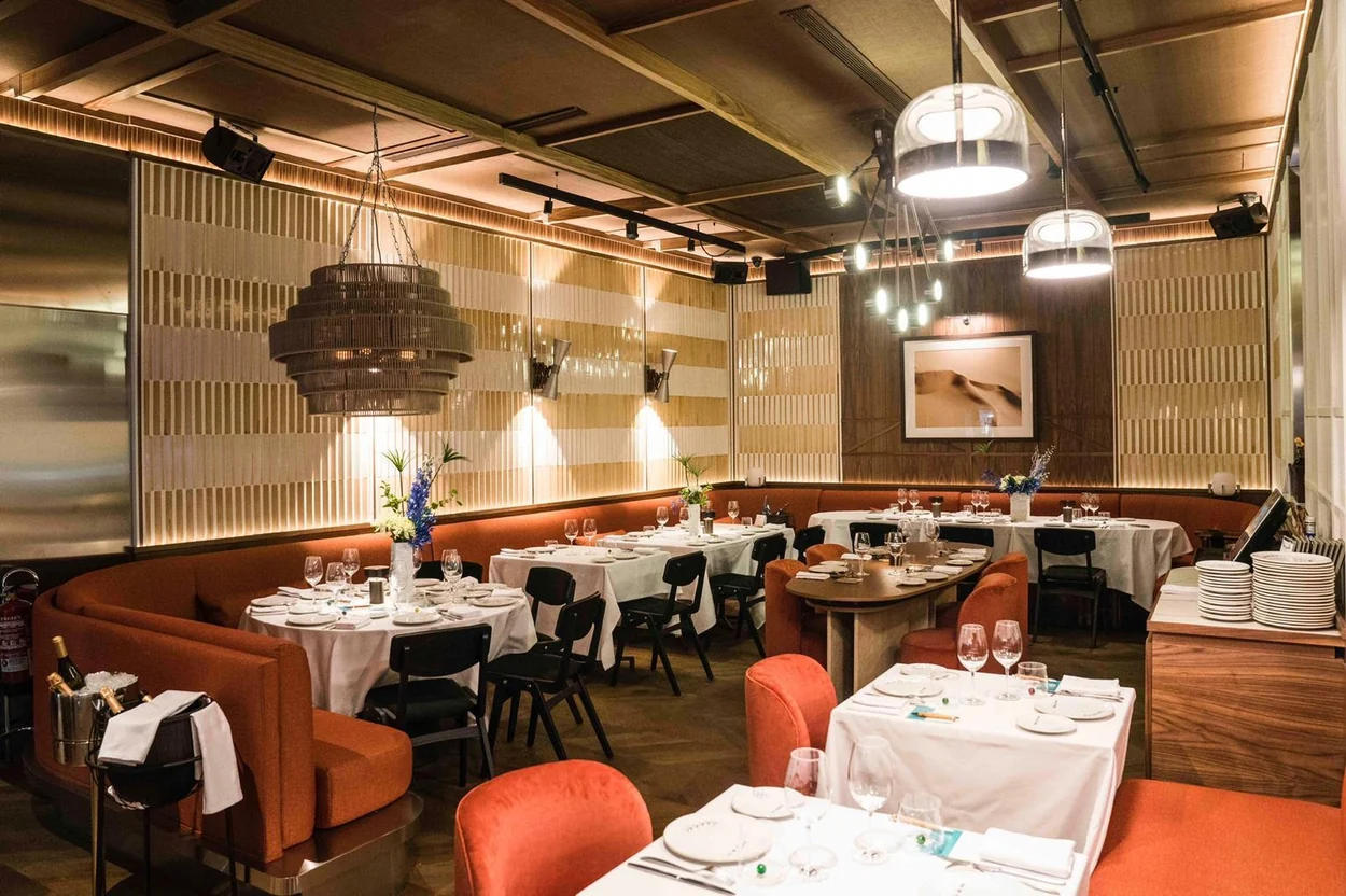 Comedor del restaurante con las mesas puestas