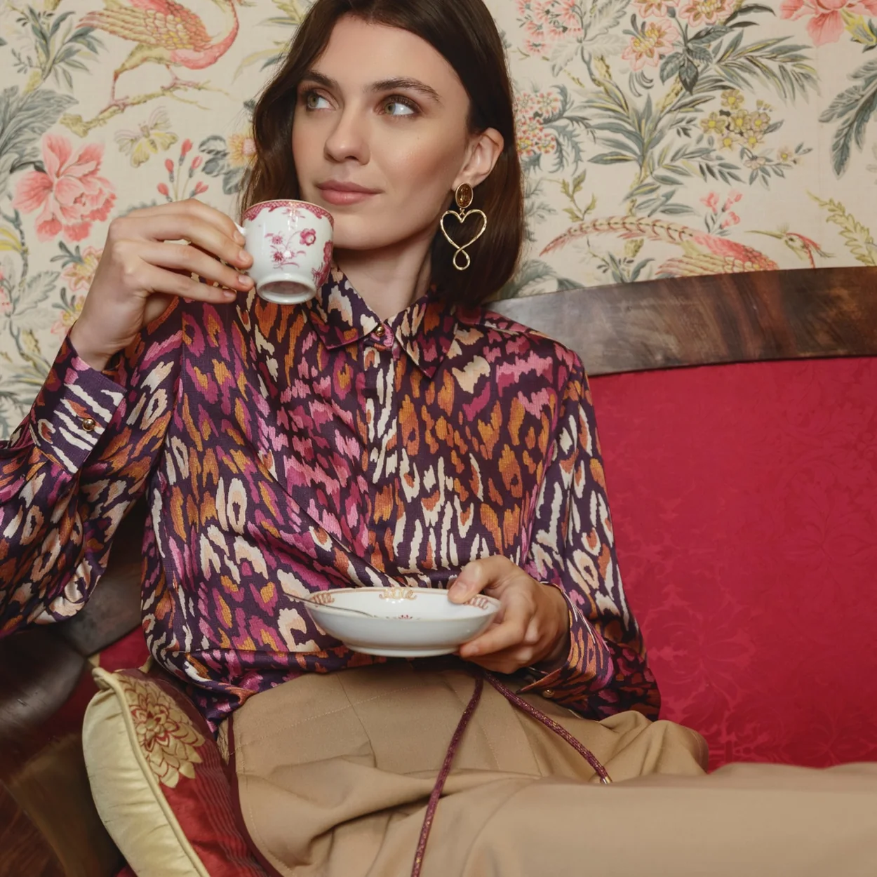 Modelo con blusa estampada de Lola Casademunt tomando cafe