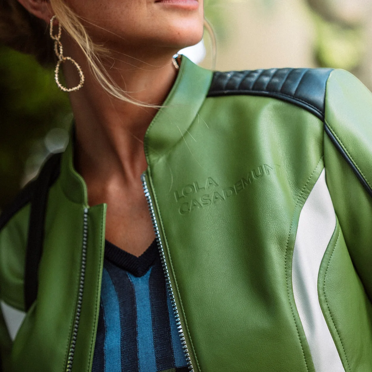 Modelo con bomber verde de Lola Casademunt